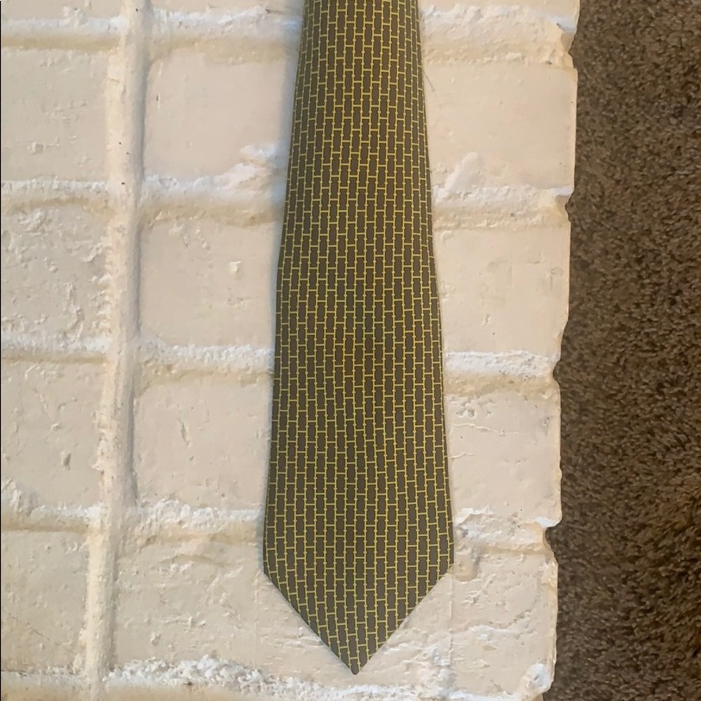 Like New Condition Hermès “H” tie.